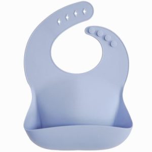 achetez Bavoir à poche en silicone Powder blue Mushie au meilleur prix en promo