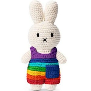 achetez Peluche tricotée Miffy salopette Arc-en-ciel (25 cm) Just Dutch au meilleur prix en promo