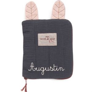 achetez Protège carnet de santé gris Après la pluie (personnalisable) Moulin Roty au meilleur prix en promo